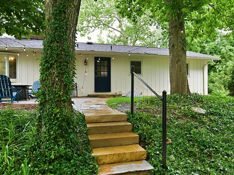 1204 Forest Ct — Photo 31