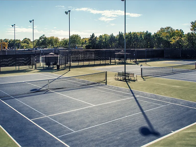 Club Woodside Tennis Professionals