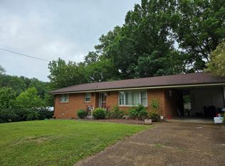 1115 E Blythe St, Paris, TN 38242