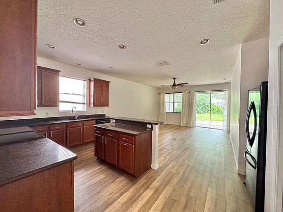 3rd image of 676 Legacy Park Dr