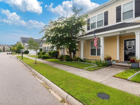 3127 Patrick Henry Dr, Chesapeake, VA 23323