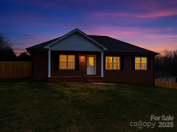 300 Pine Meadows Cir, Hickory, NC 28601