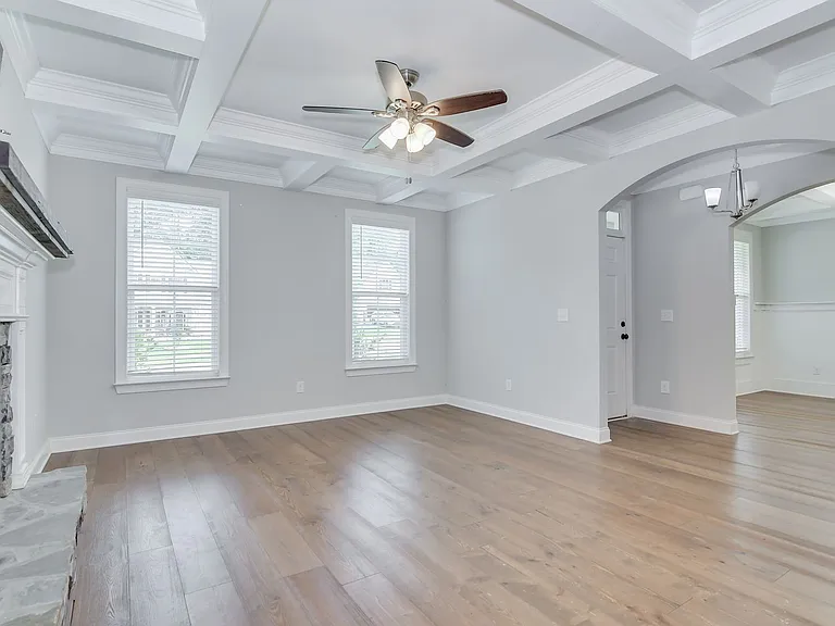 344 Colonnades Dr — Photo 10