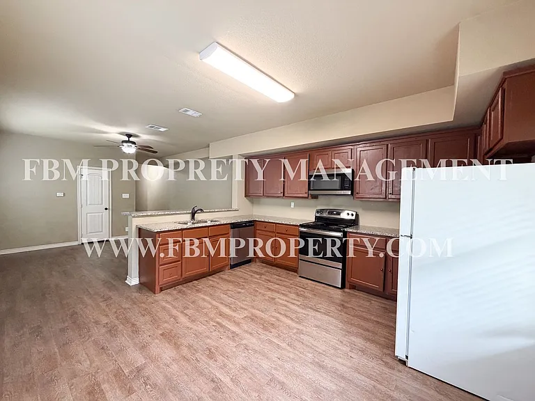 472 Pecan Hollow St — Photo 8