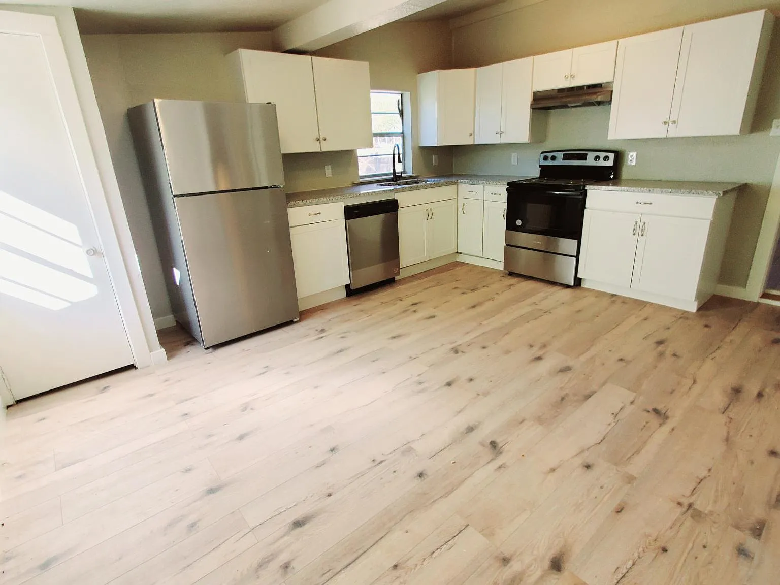 1611 E Garfield Ave — Photo 3
