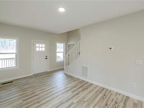 4th image of 533 Tree Rdg