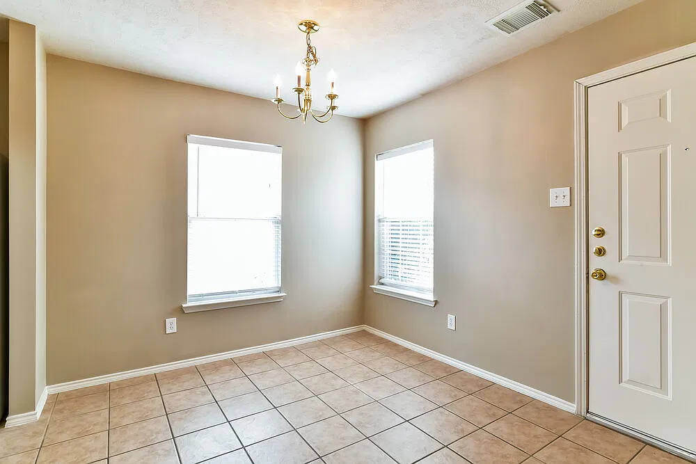 3 bed, 2.0 bath, 1325 sqft, $2,085 — Photo 4