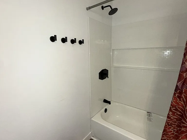 Main floor full bathroom