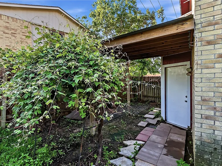 1521 Hawk Tree Dr — Photo 18