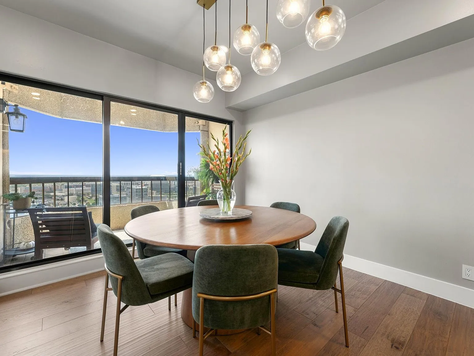 2 bed, 2.0 bath, 1250 sqft, $3,000 — Photo 4