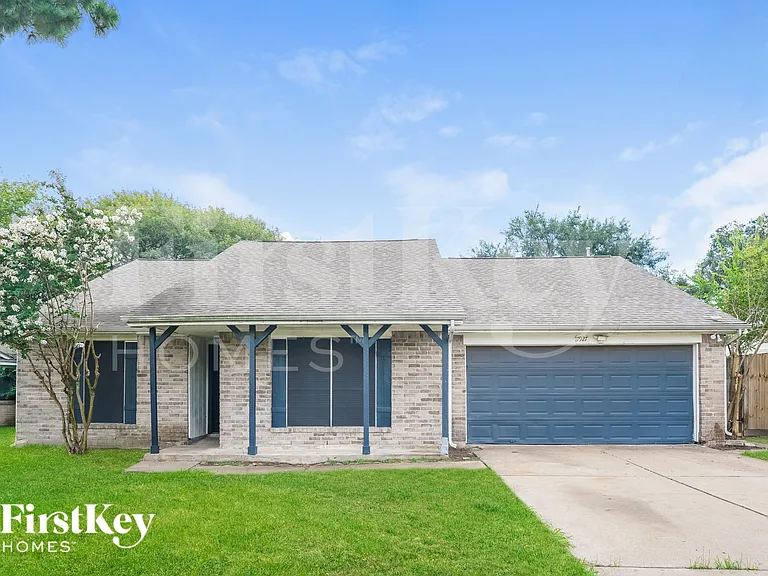 17927 Lake Manor Dr — Photo 1
