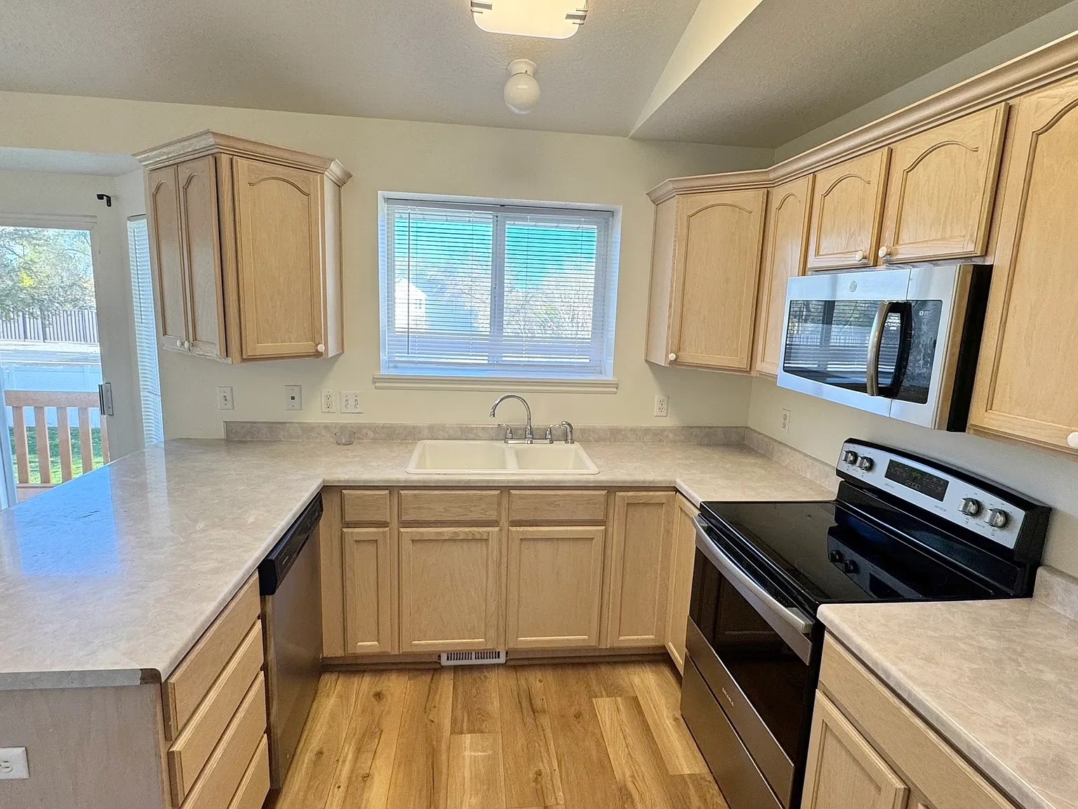 4 bed, 2049 sqft, $2,500 — Photo 4