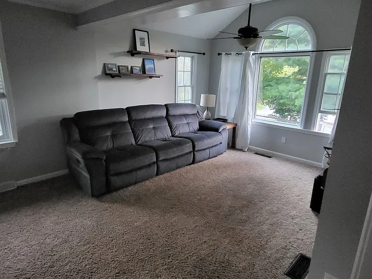1216 Vermont Ln — Photo 3
