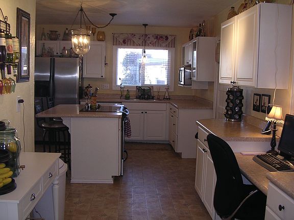 Completely remodeled kitchen w/island