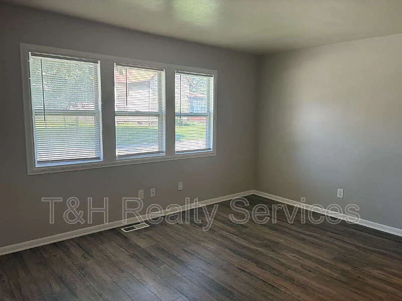 2 bed, 1.0 bath, 702 sqft, $900 — Photo 4