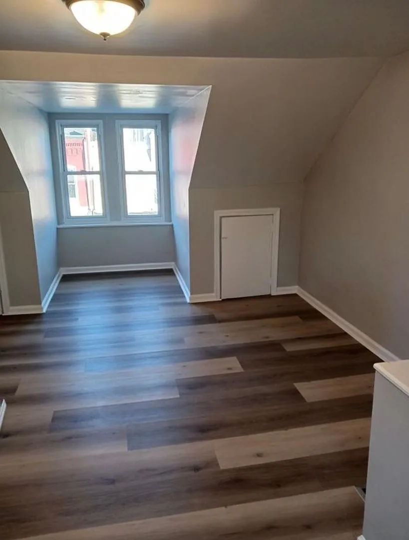Beautiful 4BR Reading Townhome For Rent — Photo 2