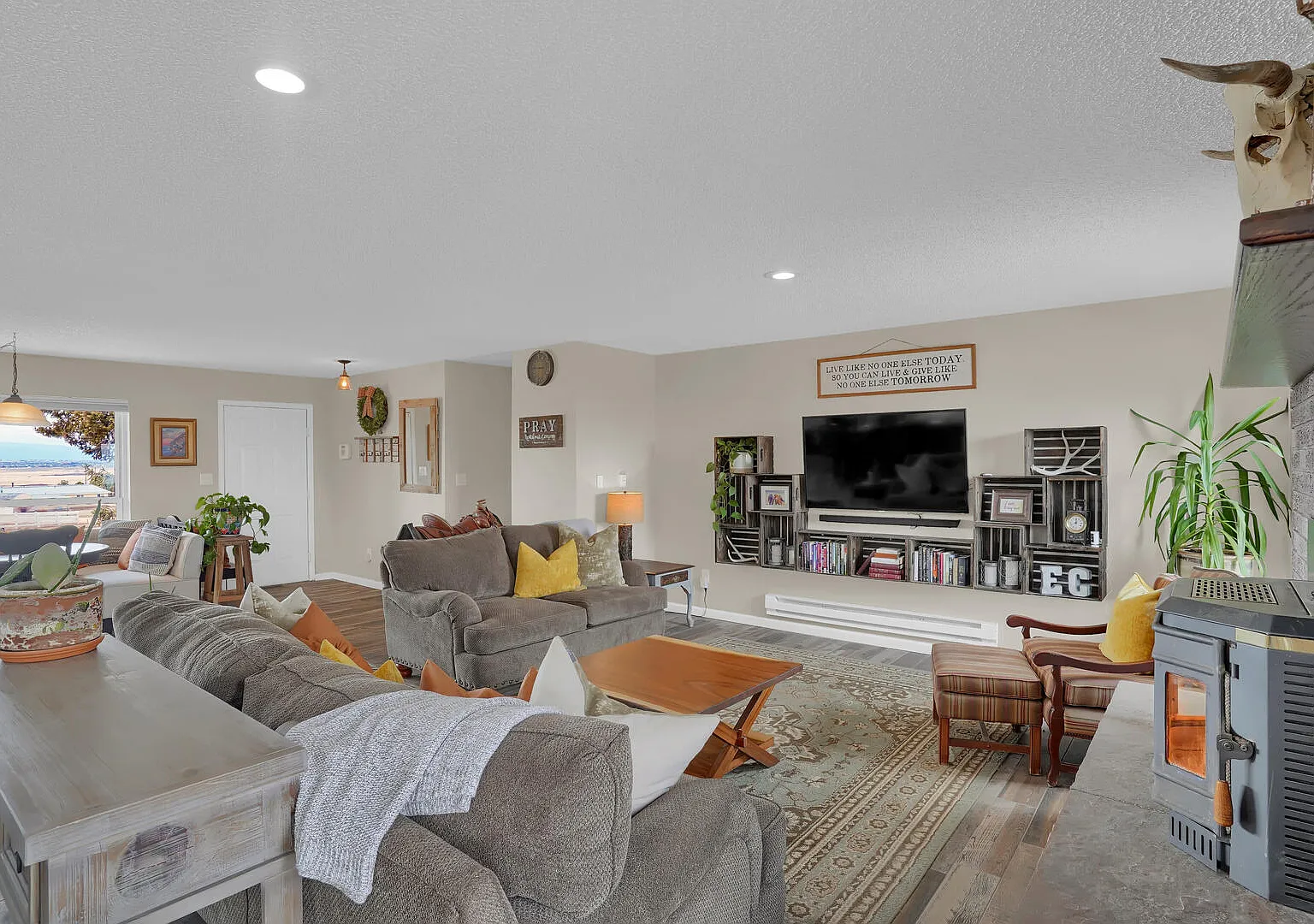 5 bed, 3.5 bath, 4064 sqft, $4,200 — Photo 4
