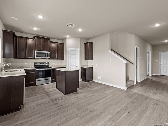 4th image of 756 Stonemanor Bay