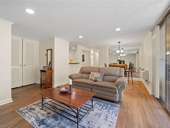 3rd image of 1727 S Hawthorne Rd