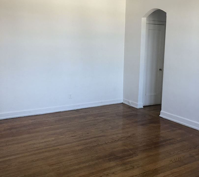 2nd image of 17 Coligni Ave #17