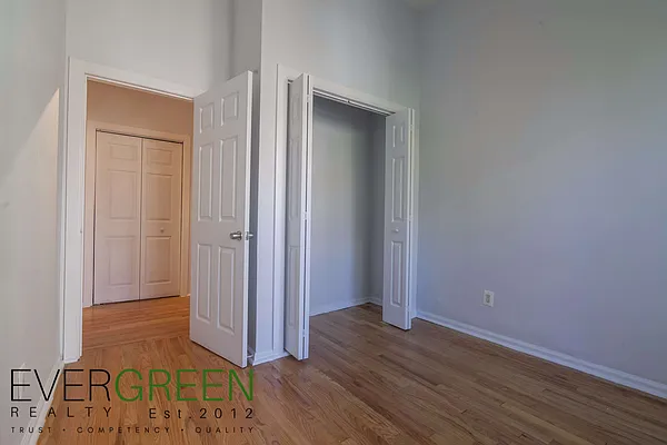 Rented by Evergreen Apartments BK | media 4