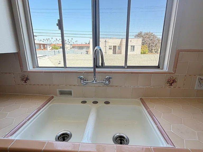1942 S Rimpau Blvd #1/2 — Photo 10