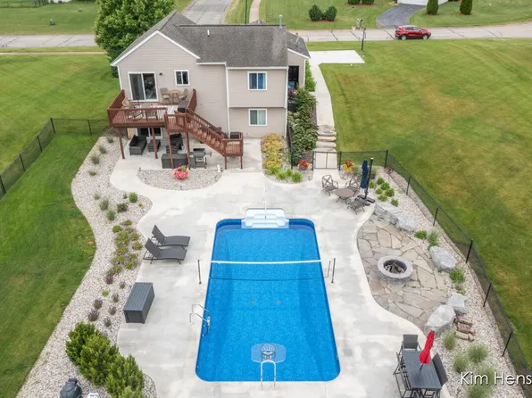 4284 Ives Farm Ln NE, Cedar Springs, MI 49319