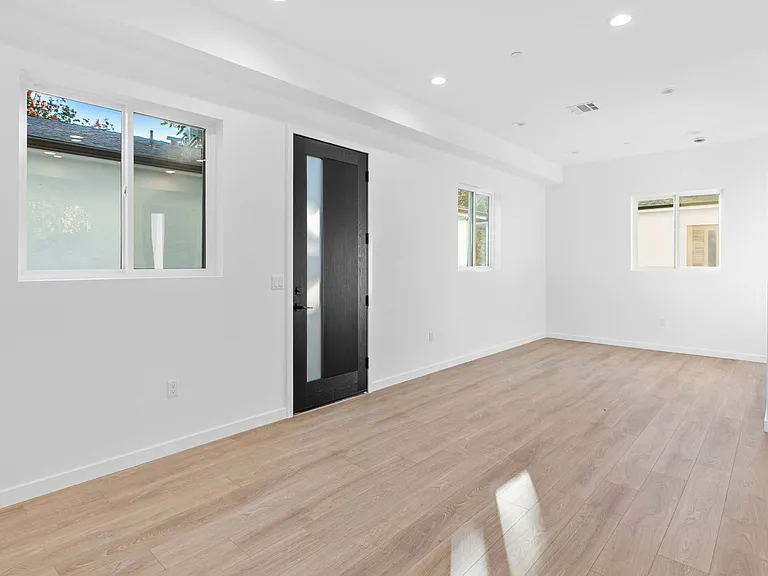 6846 Cedros Ave — Photo 7