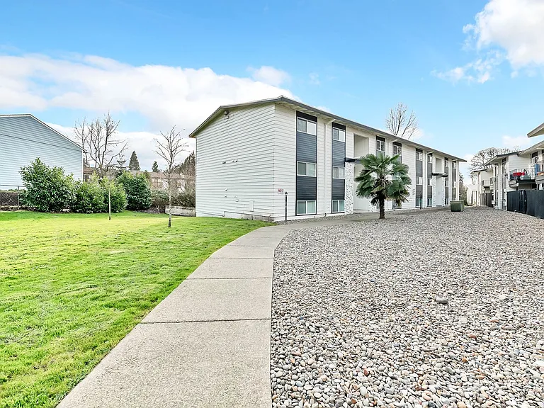 Cape Lee Apartments 2 & 3 Bedroom 1 Bathroom units — Photo 41