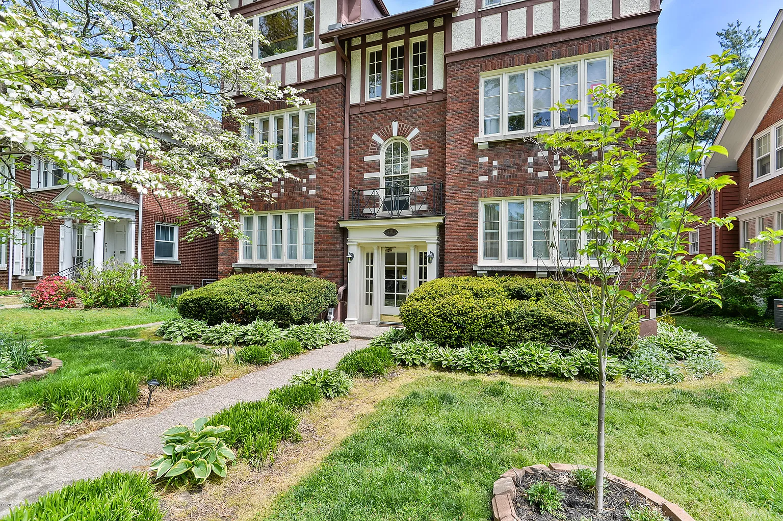 2111 Boulevard Napoleon APT 4 photo 1