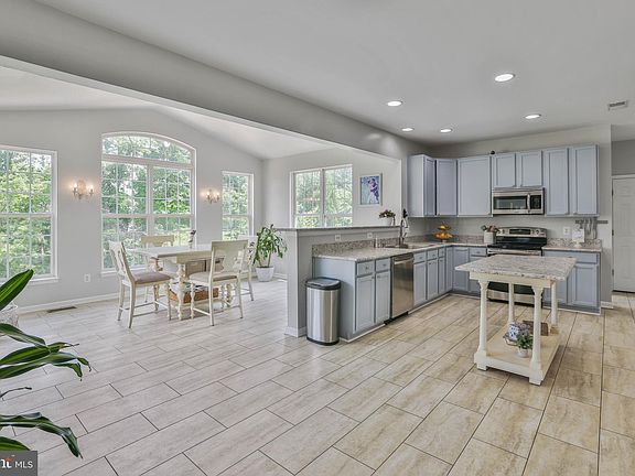 5th image of 213 Farmington Blvd