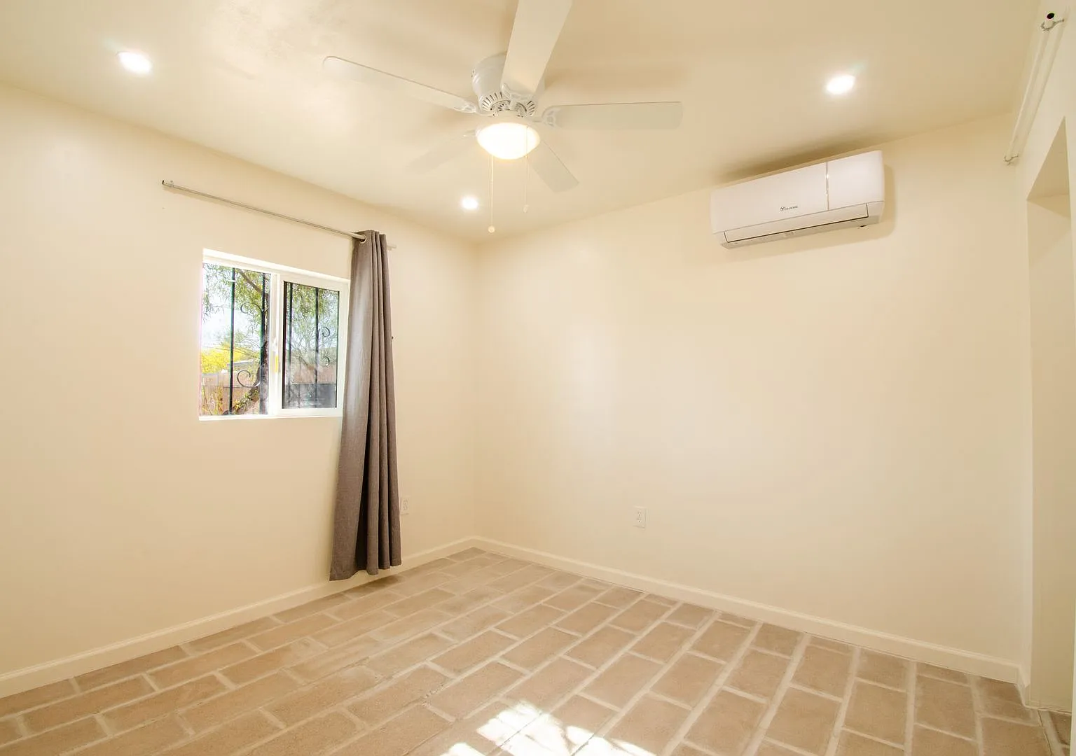Newly Remodeled Home Near University of Arizona! — Photo 2