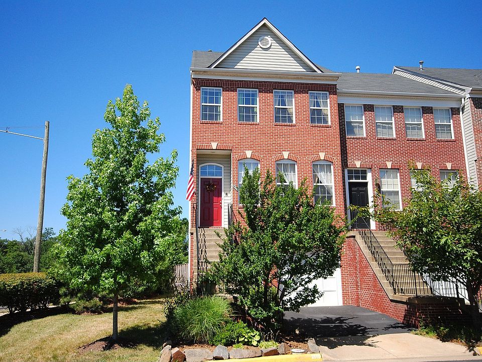 Gorgeous brick front end-unit