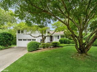 2 Pinewood Rd, Roslyn, NY 11576