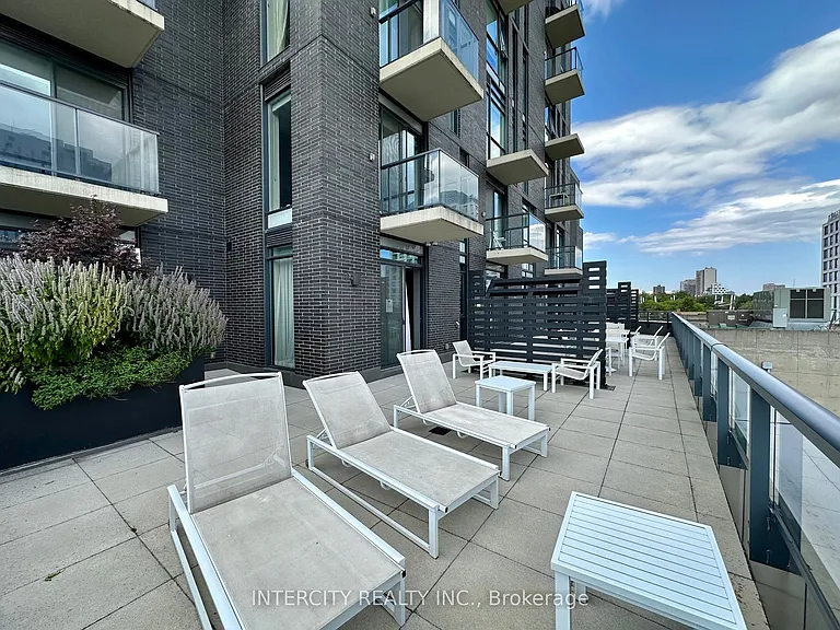 297 College St #820 — Photo 14