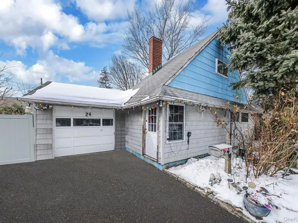 24 Beacon Lane, Hicksville, NY 11801
