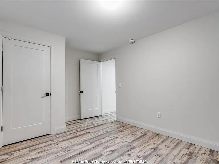 241 Robinson Ave #LOWER — Photo 11