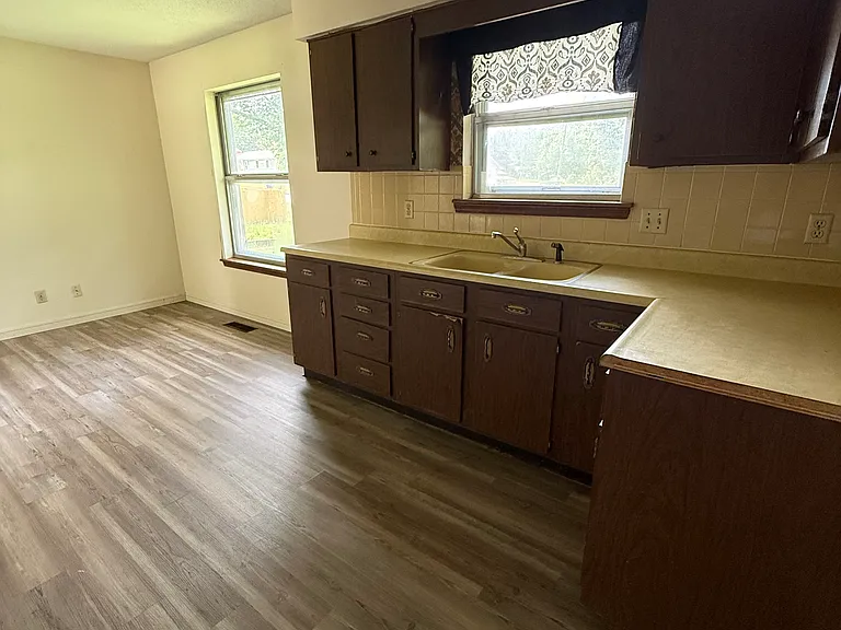 807 Overlook Dr — Photo 3