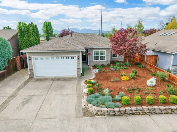 2025 Manchester Dr, Medford, OR 97501
