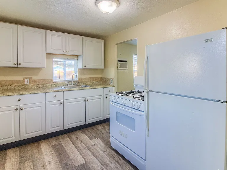 411 S Naches Ave — Photo 2