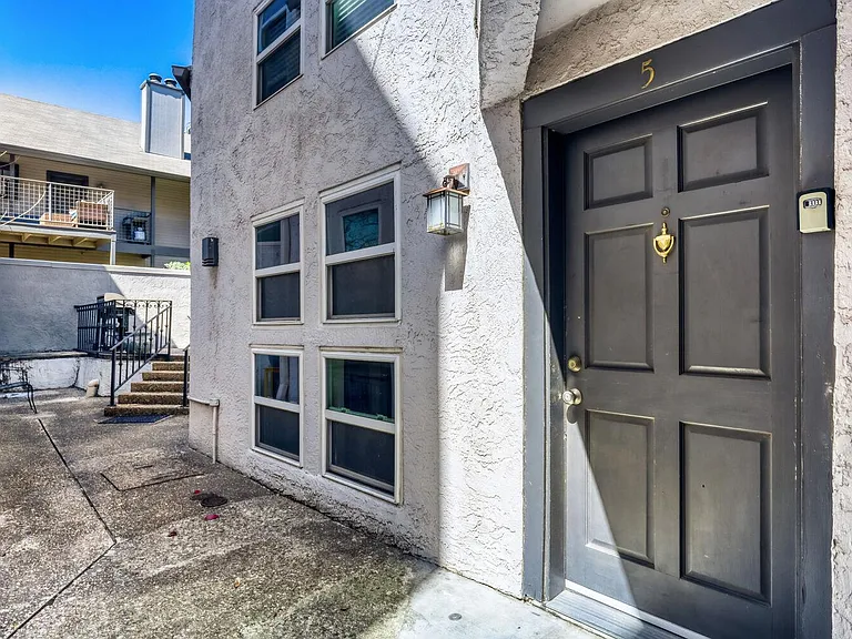 1500 Woodlawn Blvd #105 — Photo 2