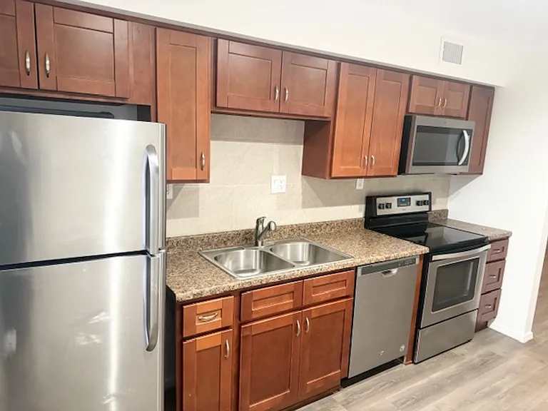1 bed 1 bath with storage unit — Photo 40