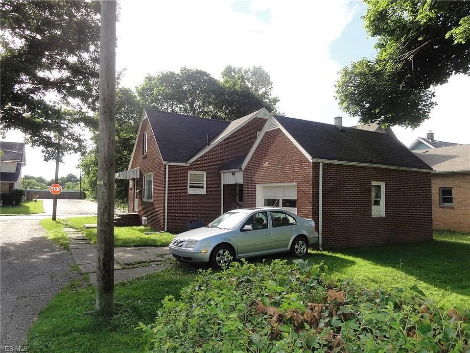 2nd image of 1813 Maple Ave NE