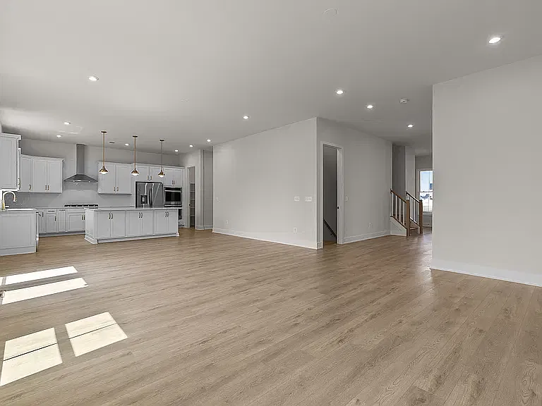 4 bed, 3609 sqft, $3,900 — Photo 3