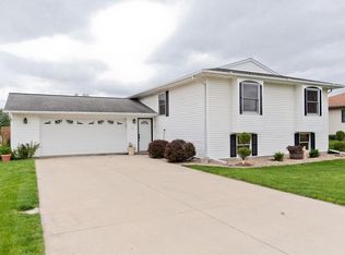 17 Thompson Dr, Palo, IA 52324
