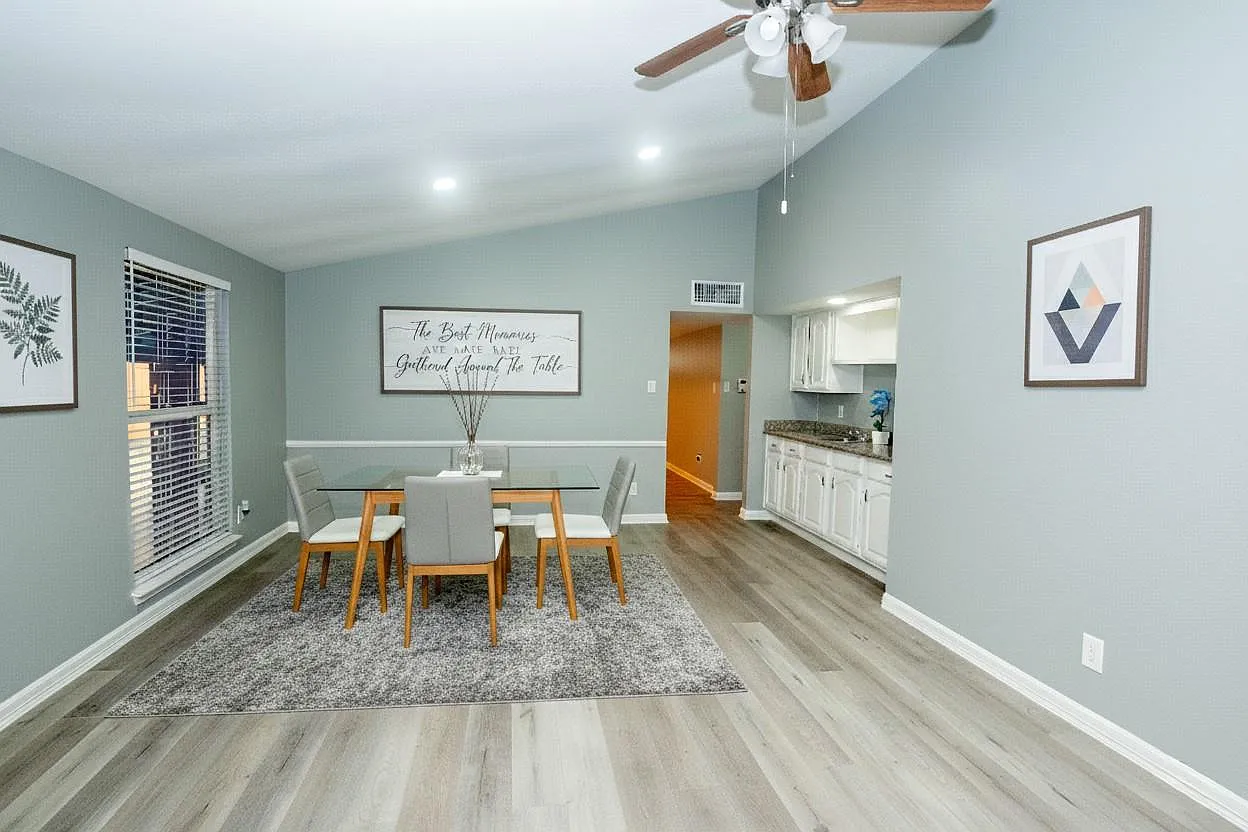 3 bed, 2.0 bath, 1828 sqft, $2,000 — Photo 3