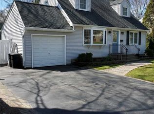 33 Frog Pond Rd, Huntington Station, NY 11746