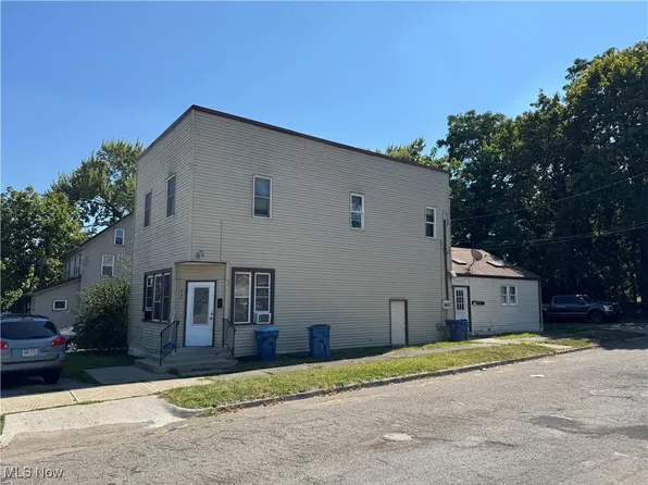 412 Elm St., Struthers, OH 44471