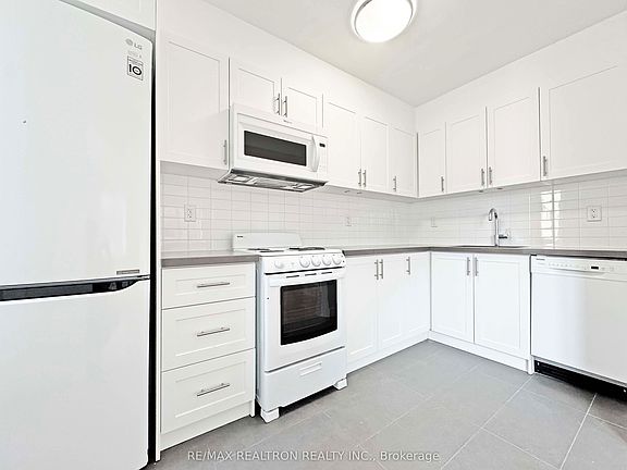 4th image of 396 Avenue Rd #320