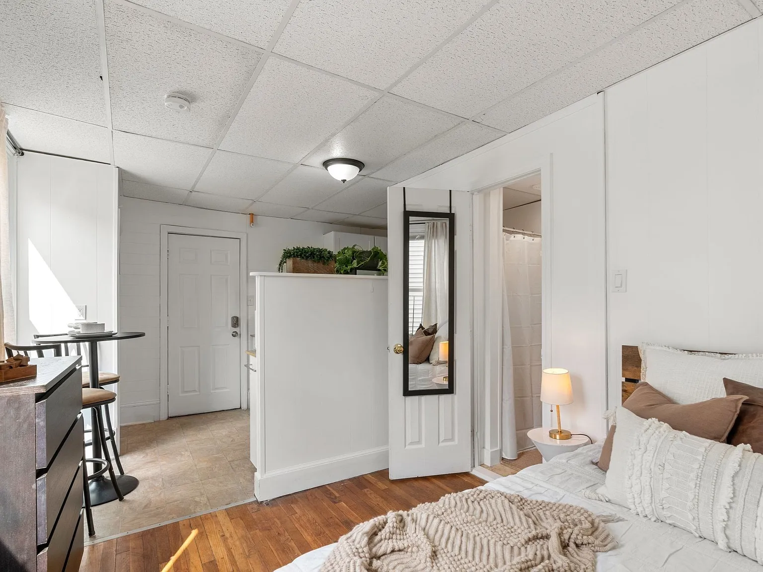 Studio, 1.0 bath, 300 sqft, $1,950 — Photo 3